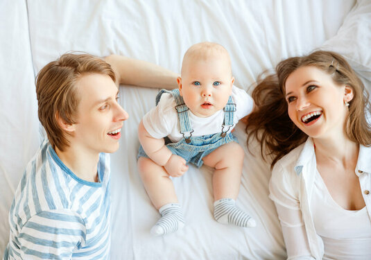 Eltern mit ihrem Baby Familie mit Baby