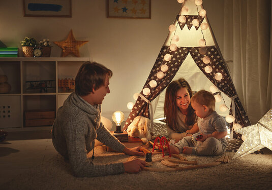 Junge Eltern mit ihrem Baby Familie mit Kind im Spielzimmer