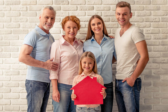Glückliche Familie steht vor einer Wand und freut sicht. Glückliche Familie steht vor einer Wand und freut sicht.