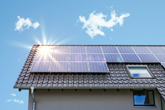 Photovoltaik-Paneele auf dem Dach Photovoltaik-Paneele auf dem Dach