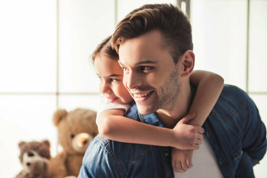 Haus-Familie-Wohnen-Serie-12-31 Vater und Tochter freuen sich über Ihr schlüsselfertiges Haus.